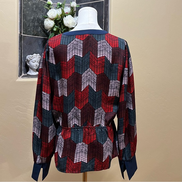 BCBGMaxAzria Wrap Blouse Geo Chevron Print Size Medium - Picture 5 of 7
